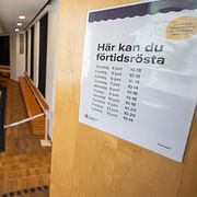 Arkivbild: Valkuvert delas ut i vallokalen i Rådhuset i Karlshamn.