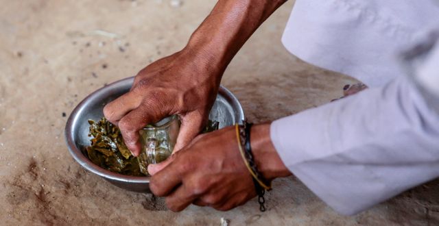 En man på flykt i Jemen lagar mat till sin familj, Aslam 2018. Hani Mohammed / AP