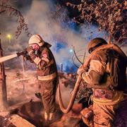 Räddningsarbete efter en rysk drönarattack mot Charkiv den 30 april.