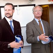 Dåvarande kronprins Haakon och Carl XVI Gustaf på arkivbild från 2009.