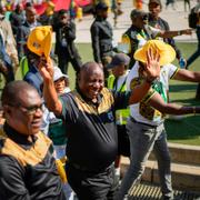  Afrikas sittande president Cyril Ramaphosa möter väljare från African National Congress strax innan valet. 