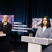  Nooshi Dadgostar (v) och Magdalena Andersson (S).