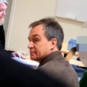 Den misstänkte tillsammans med sin advokat under häktningsförhandlingen. 