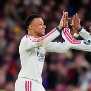 Fransmannen Kylian Mbappé till vänster, i förd klubblaget Real Madrids tröja. Bild från 25 oktober.