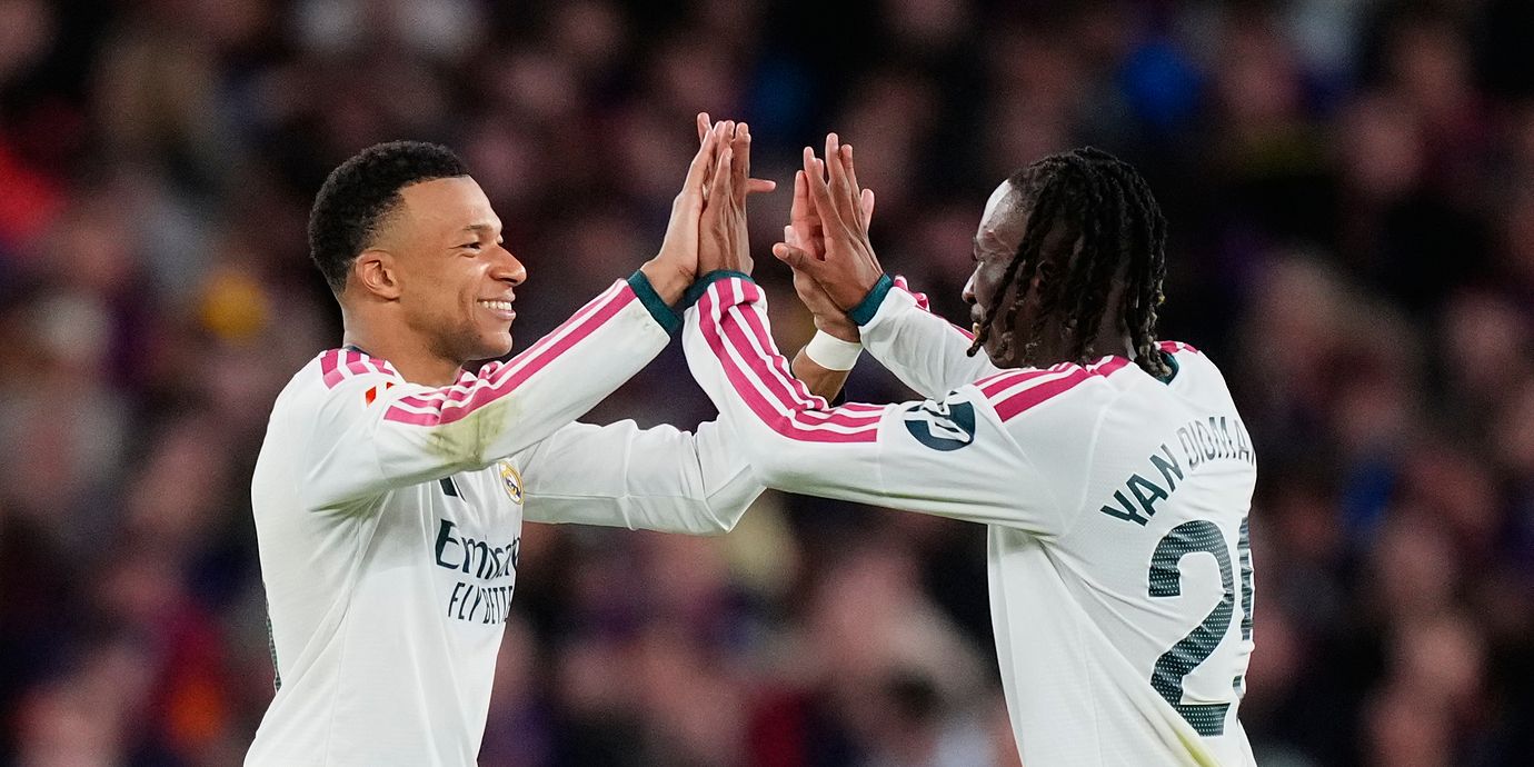 Fransmannen Kylian Mbappé till vänster, i förd klubblaget Real Madrids tröja. Bild från 25 oktober.
