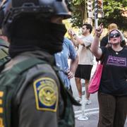 En kvinna protesterar mot ICE i Chicago 29 september. 