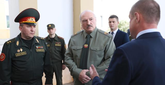 Belarus försvarsminister Viktor Khrenin tillsammans med president Alexandr Lukasjenko.  Pavel Orlovsky / TT NYHETSBYRÅN