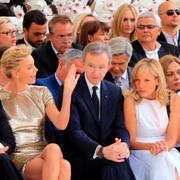 LVMH:s vd Bernard Arnault tillsammans med skådespelarna Charlize Theron och Sean Penn, sin fru Hélène Arnault, Valérie Trierweiler samt den franska skådespelerskan Isabelle Huppert vid Diors haute couture-visning
