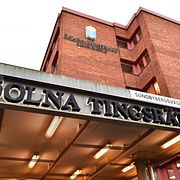 Mannen och kvinna häktades av Solna tingsrätt