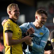 Mjällbys Herman Johansson och Noel Törnqvist jublar.