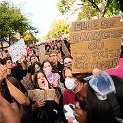 Studenter har samlats i Paris för att protestera mot nedskärningar i skolan.