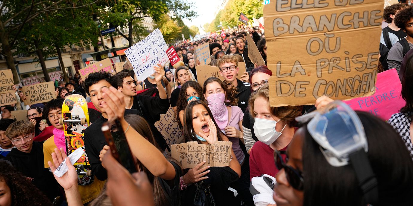 Studenter har samlats i Paris för att protestera mot nedskärningar i skolan.