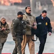 Maduro förs handfängslad på helikopterplattan på Manhattan.