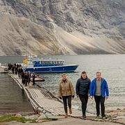 Statsminister Mette Frederiksen med den grönländske regeringschefen Jens-Frederik Nielsen, och färöarnas Beinir Johannesen i Qooqqut.