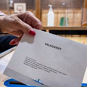 Ett valkuvert med en röst i kommunvalet läggs i valurnan i vallokalen på Holmaskolan i Malmö i valet 2022.
