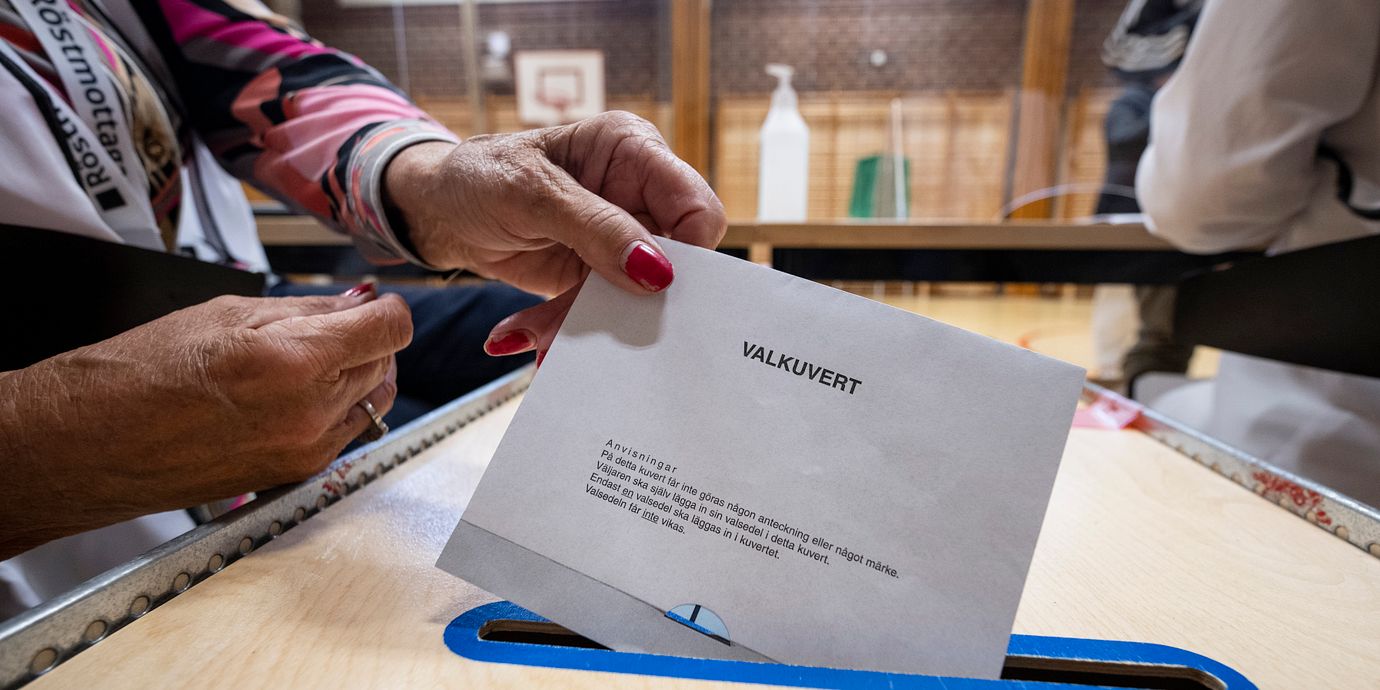 Ett valkuvert med en röst i kommunvalet läggs i valurnan i vallokalen på Holmaskolan i Malmö i valet 2022.