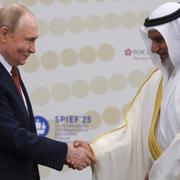 Rysslands president Vladimir Putin och Opecs chef Haitham al-Ghais skakar hand i Sankt Petersburg den 20 juni 2025.