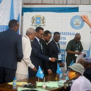 Somaliska parlamentsledamöter röstade under dagen i Mogadishu.