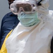 En person som avlidit i ebola förs bort för att begravas vid sjukhuset i Bunia, Kongo den 23 maj 2026.