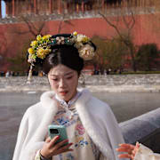 Bilden visar ett par kinesiska kvinnor med mobiltelefoner utanför Förbjudna staden i Peking. Kina lyfts i essän fram som den stat som har störst förmåga att använda kraftfull AI för övervakning och politisk kontroll.