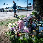 Arkivbild från maj: Blommor och ljus på måndagen på minnesplatsen för den 15-åriga flicka som dog när hon blev påkörd av en bil på ett övergångsställe.