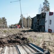 En norsk buss på väg mot Stockholm från Oslo körde av vägen på E18 mellan Berglunda och Adolfsberg i Örebro på påskaftonens förmiddag