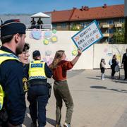 Aktivister med budskapet ”Beskatta rika för klimat och välfärd” tog sig fram till scenen när S-ledaren Magdalena Andersson förstamajtalade i Malmö.
