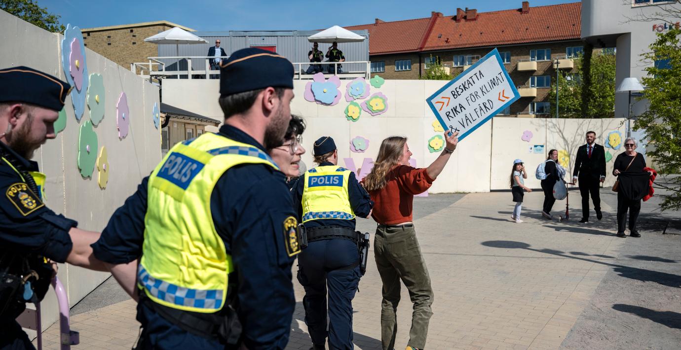 Aktivister med budskapet ”Beskatta rika för klimat och välfärd” tog sig fram till scenen när S-ledaren Magdalena Andersson förstamajtalade i Malmö.