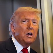 Donald Trump talar med reportrar ombord flygplanet Air Force One.