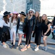 Fans utanför Friends Arena under en av Swifts konserter i maj 2024. 