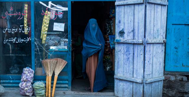 En kvinna handlar i en butik i Kabul. Petros Giannakouris / AP