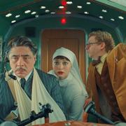 Benicio del Toro, Mia Threapleton and Michael Cera i en scen från "The Phoenician Scheme."
