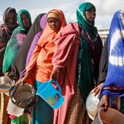 Nyanlända kvinnor står i kö för att få mat i ett läger i Mogadishu i maj 2019.