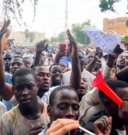 Supportrar av militärkuppen demonstrerar i huvudstaden Niamey, Niger under torsdagen. Sam Mednick / AP