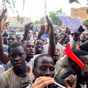 Supportrar av militärkuppen demonstrerar i huvudstaden Niamey, Niger under torsdagen. Sam Mednick / AP
