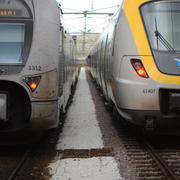 Två tåg på järnvägsstationen i Göteborg. 