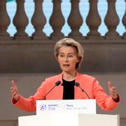 Ursula von der Leyen talar vid AI-mötet i Paris