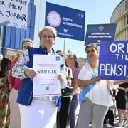 Vårdförbundets ordförande Sineva Ribeiro demonstrerar tillsammans med vårdpersonal utanför Karolinska sjukhuset i Solna den 4 juni 2024. 