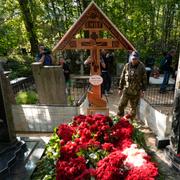 På onsdagen kom många anhängare till Prigozjins grav i St Petersburg för att lämna blommor. 