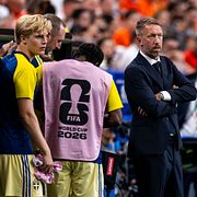 Graham Potter fick se sitt lag släppa in en drös mål mot Nederländerna.