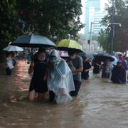 Folk vadar fram i staden Zhengzhou. 