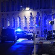 Polis på plats utanför synagogan som attackerades med brandbomber i december.