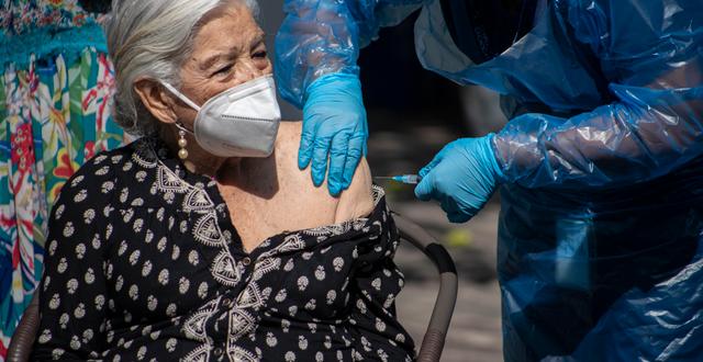 Illustrationsbild: En äldre chilensk kvinna får sin andra dos vaccin på altanen till ett ålderdomshem i Santiago, 5 mars 2021.  Esteban Felix / TT NYHETSBYRÅN