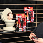 Tiktok-fenomenet Skibidi toilet har letat sig in på nyordslistan – och på leksakshyllorna. Här visas ett exemplar på mässan Bonkers Toys i New York våren 2025.