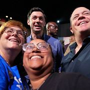 Den demokratiske senatorn Jon Ossoff fotograferas med anhängare under ett kampanjmöte inför primärvalet i Georgia den 17 oktober 2026.