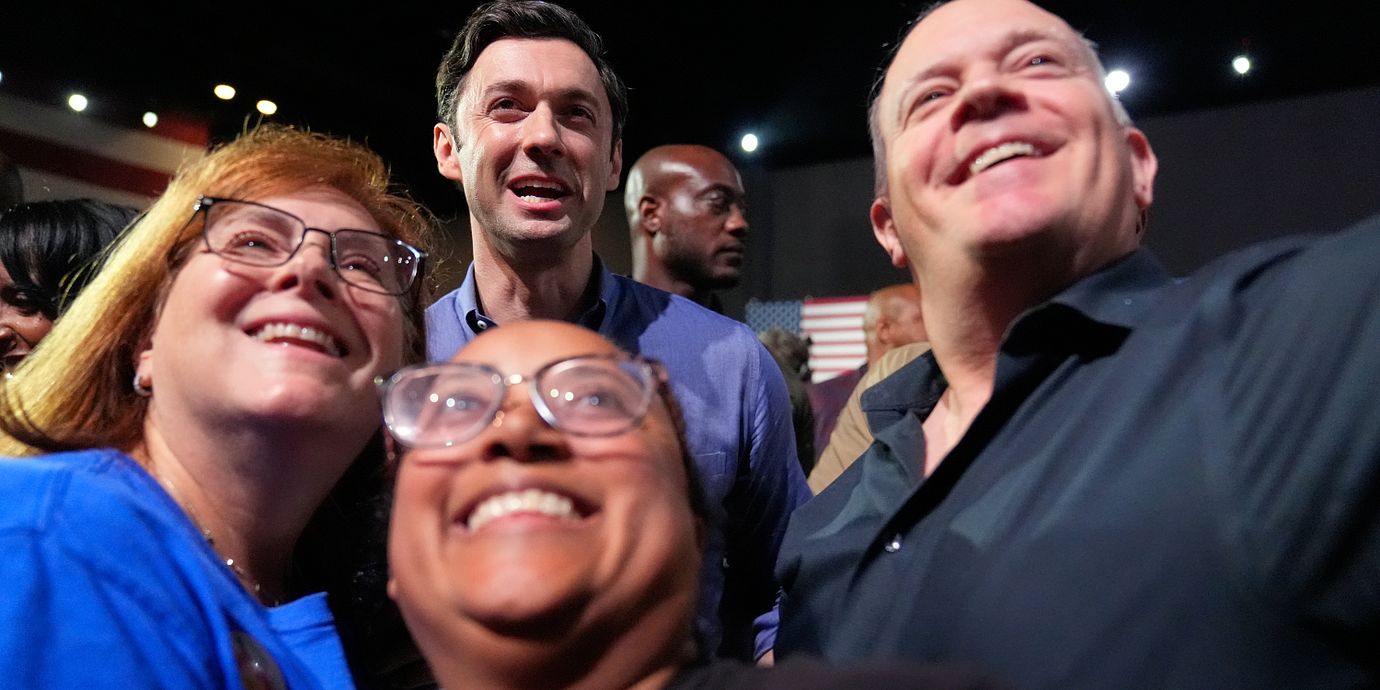 Den demokratiske senatorn Jon Ossoff fotograferas med anhängare under ett kampanjmöte inför primärvalet i Georgia den 17 oktober 2026.