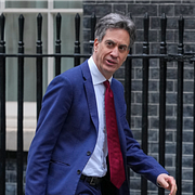 Energiminister Ed Miliband från Labourpartiet/Torypartiets Rishi Sunak och Claire Coutinho 2024.