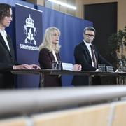 Säpochefen Charlotte von Essen (mitten), operativ chef Fredrik Hallström och chef för säkerhetsavdelningen Carolina Björnsdotter Paasikivi när Säpo presenterar lägesbilden under en pressträff. 