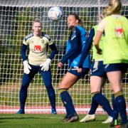 Hedvig Lindahl under en träning med svenska damlandslaget.