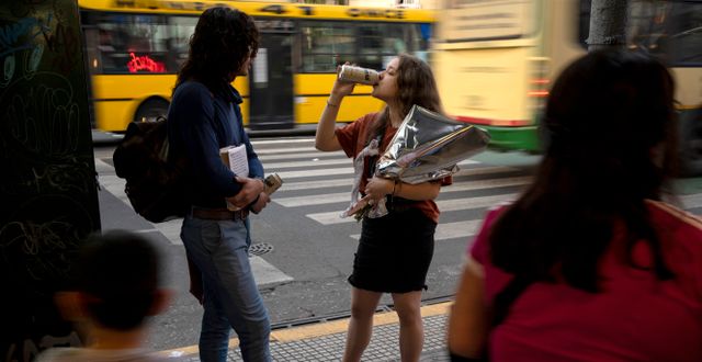 Unga kvinnor i Buenos Aires. Rodrigo Abd / AP